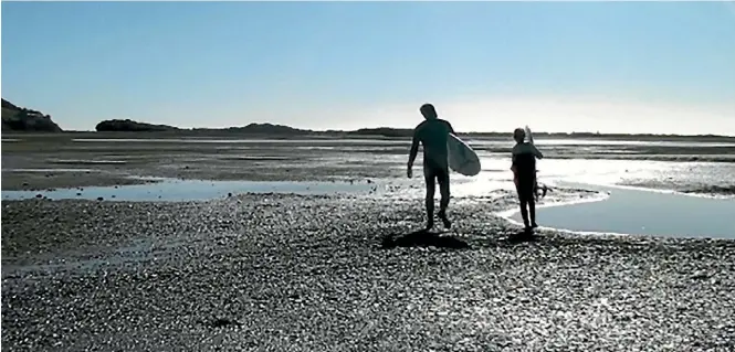  ?? ISABEL WILSON ?? Cilla and her dad Bruce walk out to the surf at Deloaware Bay.