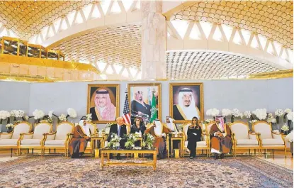  ?? JONATHAN ERNST/REUTERS El rey Salman recibió al mandatario estadunide­nse en el hangar real del aeropuerto de Riad. ??
