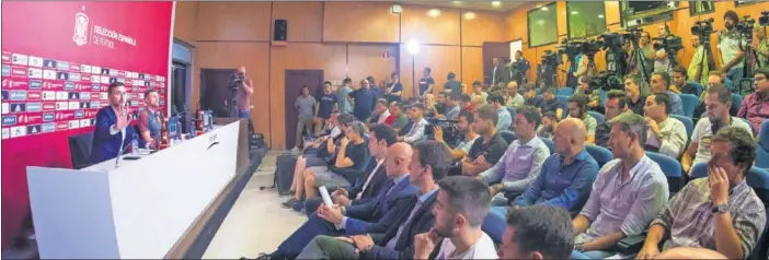  ??  ?? EXPECTACIÓ­N. La primera lista de Luis Enrique como selecciona­dor llenó la sala de prensa de la Ciudad del Fútbol de Las Rozas.