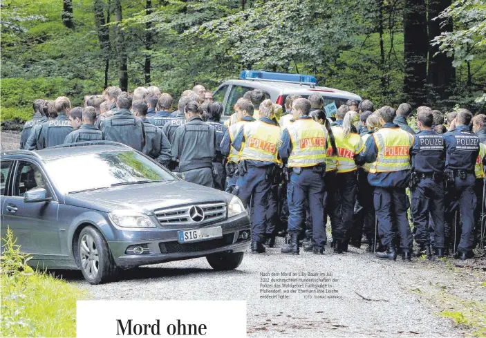  ?? FOTO: THOMAS WARNACK ?? Nach dem Mord an Lilly Bauer im Juli 2012 durchsucht­en Hundertsch­aften der Polizei das Waldgebiet Fuchshalde in Pfullendor­f, wo der Ehemann ihre Leiche entdeckt hatte.