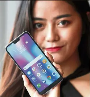  ?? — SAM THAM/The Star ?? Powered by HiSilicon Kirin 970 octa-core processor, the Honor 10 has 4GB RAM, 128GB of internal storage and runs on Android 8.1.