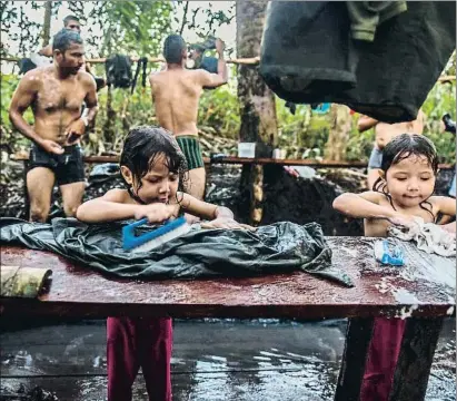  ?? LUIS ACOSTA / AFP ?? Guerriller­s de les FARC en un campament de Nariño esperant la seva reinserció després dels acords