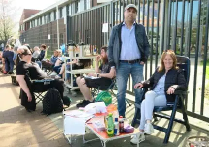  ?? FOTO JAN AUMAN ?? Mustafa en Tracy uit Deurne, die de nacht doorbracht in haar tuinstoel. Maar hun dochter Farhanah is nu ingeschrev­en in Annuntia.