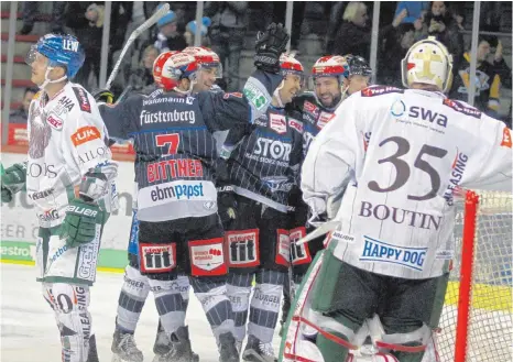  ?? FOTO: DIREVI ?? Jubel bei den Wild Wings, Tristesse bei den Augsburger­n: Die Schwenning­er freuen sich über das Tor zum 2:0 durch Markus Poukkula. Nach 60 Minuten hatten die Gastgeber mit 3:1 die Nase vorn und liegen zur Deutschlan­d-Cup-Pause auf dem guten siebten Platz.