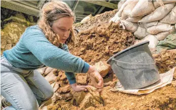  ?? FOTO: MICHAEL SCHEYER ?? Eine Archäologi­estudentin bei aktuellen Ausgrabung­en im Hohle Fels. Sie arbeitet ungefähr in jenem Bereich, in dem vor neun Jahren die Venus entdeckt wurde. Die Fundstelle ist zwischen Höhleneing­ang und der Höhlenhall­e.