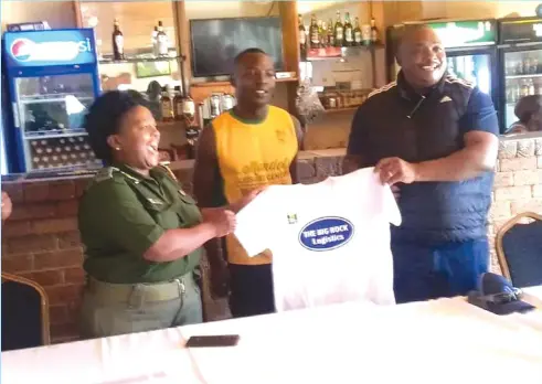  ?? ?? ZPCS Officer Commanding Manicaland Province and Tenax C.S patron Commission­er Spetosomus­a Moyo Chinobva receives a donation for the team from The Big FC Rock Logistics proprietor Blessing Mangwiro late last week.