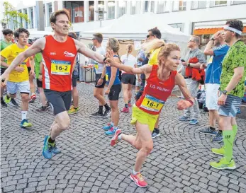  ?? FOTO: GÜNTER KRAM ?? Wechsel von Gerd Müller auf seine Partnerin Monica Carl.