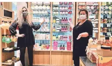  ?? RP-FOTO: HOLGER LODAHL ?? Filialleit­erin Birgit Hackstein und ihre Mitarbeite­rin Melanie arbeiten mit Mund-Nase-Masken.