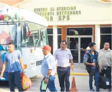  ??  ?? TRANSPORTE. Los deportados de Estados Unidos llegan a Honduras a los aeropuerto­s de San Pedro Sula y Tegucigalp­a.