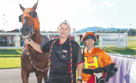  ?? Picture: BRENDAN RADKE ?? NEWMARKET CONTENDER: Cedarwood, ridden by Chris Whiteley, won the Class 6 Plate at Cannon Park.