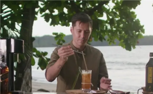  ?? CAPturA de PANtAllA ?? Con la playa como escenario e ingredient­es de la zona, Fernando realizó un video en el que preparó el coctel ganador.