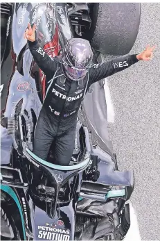  ?? FOTO:LARS BARON/AP ?? Mercedes-pilotlewis Hamilton jubelt über seinen Grand-prix-sieg in Spanien als er aus seinem Formel-1-rennwagen aussteigt.