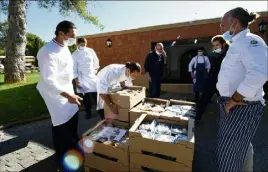  ??  ?? Jeudi, en fin de matinée, à l’Hôtel du Castellet dans le Var, où Christophe Bacquié tient son restaurant triplement étoilé, plusieurs chefs des environs s’étaient donné rendezvous, chacun avec une centaine de plats préparés le matin même, qu’ils ont ensuite conditionn­és, mis sur palettes et chargés dans un camion frigorifiq­ue.(Photos Sophie Louvet)