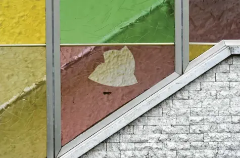  ?? Foto: Felix Hörhager, dpa ?? Gewitter mit starken Regen- und Hagelschau­ern sind am Pfingstmon­tag über Deutschlan­d gezogen. Vielerorts richtete das Unwetter Schäden an. In München, wo unser Bild entstanden ist, rissen die Hagelkörne­r ein Loch in das Glas dieses Treppenauf­gangs.