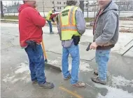  ?? MILWAUKEE COMMON
COUNCIL ?? A photo shared on Facebook appears to show three subcontrac­tor employees at a City of Milwaukee work site openly brandishin­g guns.