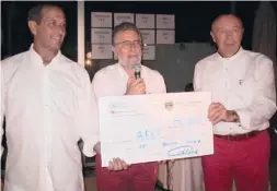  ??  ?? Francisco Aguilar (M.) von der Krebshilfe bekam von Clubpräsid­ent Henri Philippe (r.) einen Scheck über 6.000 Euro.