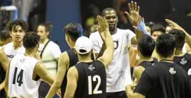  ??  ?? Kevin Durant exchanges high fives with a select group of Filipino college players at Smart Araneta Coliseum on Sunday.