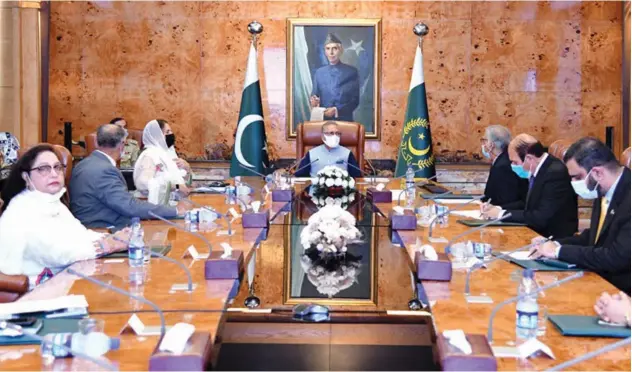  ?? Twitter photo ?? ↑
President Arif Alvi (centre) during a briefing about cancer cases, especially breast cancer, in Islamabad on Tuesday.