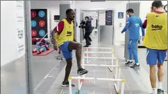  ?? ?? Dembélé y Araujo entrenaron con el resto de titulares y estarán contra el Villarreal, salvo contratiem­po