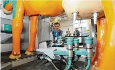  ?? Foto: Michael Hochgemuth ?? Josef Buchhart von GEA Farm Technologi­es präsentier­t auf der Regio Agrar Bayern einen hochmodern­en Melkrobote­r.