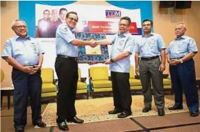  ??  ?? Strategic tie-up: Mohamat (second from left) presenting a memento to Ahmad Razif. With them are (from left) TDM senior independen­t director major general Datuk Dr Mohamad Termidzi, Terengganu Inc group chief executive Dr Wan Ahmad Rudirman Wan Razak...