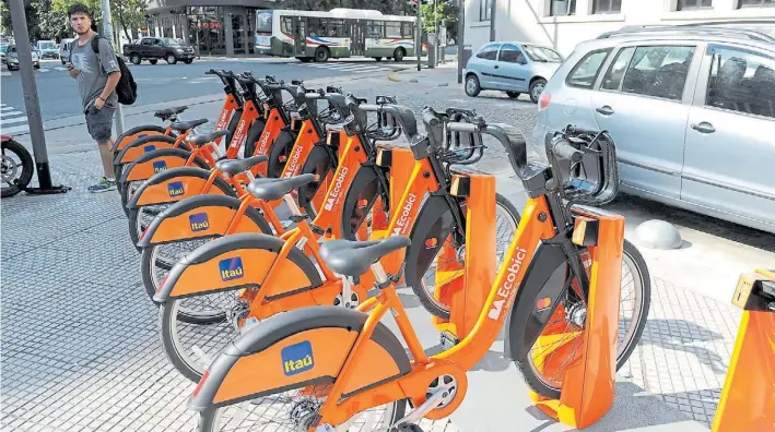  ?? JUANO TESONE ?? Preparadas. Las nuevas bicicletas, en la estación de Bolívar y Martín García. Son más livianas y resistente­s. Las estaciones tienen anclajes individual­es.