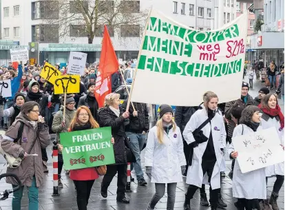  ??  ?? In ganz Deutschlan­d – hier in Gießen – protestier­ten Ende Jänner Frauen gegen den Paragrafen 219a.