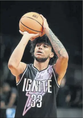  ?? Foto: AGENCIAS ?? Izan Almansa se dispone a lanzar un tiro libre con el equipo Ignite de la G-league