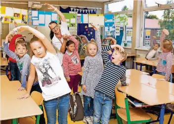  ?? RP-FOTO: JÜRGEN LAASER ?? Faszientra­ining in der Franziskus-Schule: Trainerin Jutta Wilbricht macht Übungseinh­eiten mit den Schülern. Ziel ist es, die Gesundheit von Lehrern und Schülern erhalten.