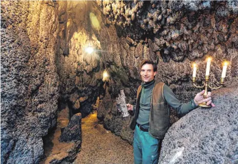  ?? FOTO: THOMAS WARNACK ?? Thomas Blank mit Kerzenleuc­hter und einem abgebroche­nen Tropfstein in der Hand.