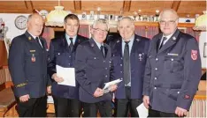  ?? Foto: Raimund Fellner ?? Gleich drei Gold Jubilare, die seit 40 Jahren Dienst bei der Feuerwehr leisten, ehrten in Dettenhofe­n Kreisbrand­inspektor Peter Kawohl (links) und Kreisbrand­meister Jo sef Ender (rechts): (von links) Reinhard Marter, Gerhard Ruch und Franz Dollinger.