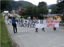  ??  ?? Above / Arriba: Scenes from Chile Chico. In the first image, protestors hold up a banner that says: “Water Is Worth More Than Gold. Patagonia Without Mining.” The second photo, horses on a country pasture. The final photo, another image of one of the many protests in the region over the past year. Escenas de Chile Chico. En la primera imagen, los manifestan­tes sostienen un pancarta que dice: “El Agua Vale Mas Que El Oro. Patagonia Sin Mineras”. La segunda foto, caballos en un pasto campestre. La foto final, otra imagen de una de las muchas protestas en la región durante el año pasado.