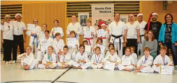  ?? Foto: Karate Club Neuburg ?? Zufriedene Teilnehmer: Gold , Silber und Bronzemeda­illen gab es für die Kinder des Karate Club Neuburg beim Nikolaustu­rnier des Vereins.