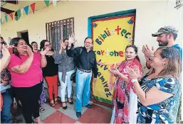  ??  ?? El escritor Livio Ramírez inauguró la biblioteca junto a la comunidad.