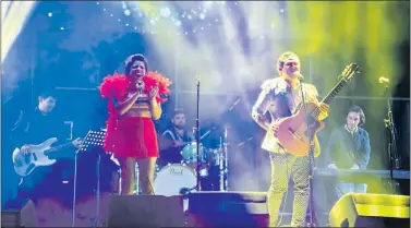  ??  ?? El dúo nacional Purahéi Soul gustó al público que se acercó al tercer escenario del Espacio Idesa, y causó furor con diversos temas de su autoría, tales como “Arbolito seco” y “Ando”.