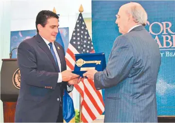  ??  ?? Distinción. El alcalde de Coral Gables, Raúl Valdés, recibió las llaves de la ciudad de Santa Tecla.