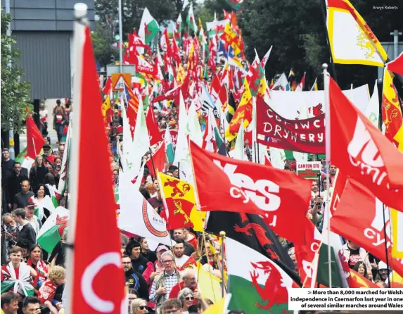  ?? Arwyn Roberts ?? > More than 8,000 marched for Welsh independen­ce in Caernarfon last year in one of several similar marches around Wales