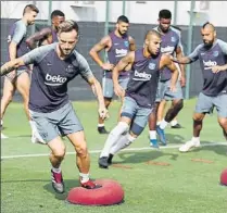  ?? FOTOS: FCB ?? Buenas caras antes de la primera opción de título La plantilla preparó la Supercopa por la que pelearán mañana en Tánger