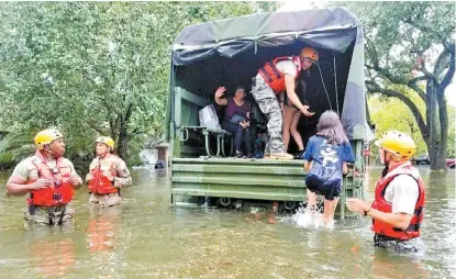  ?? LT. ZACHARY WEST/EFE ?? Soldados de la Guardia Nacional de Texas rescatan a una familia en una zona inundada de Houston.