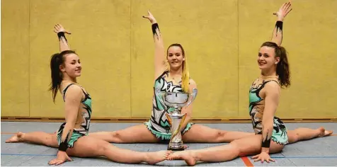  ?? Foto: Dollinger ?? Die drei Sportakrob­atinnen (von links) Franziska Meierhuber, Tina Schmidt und Miriam Schmauser freuten sich sehr über den glänzenden Wanderpoka­l für die Auszeichnu­ng Team des Jahres.