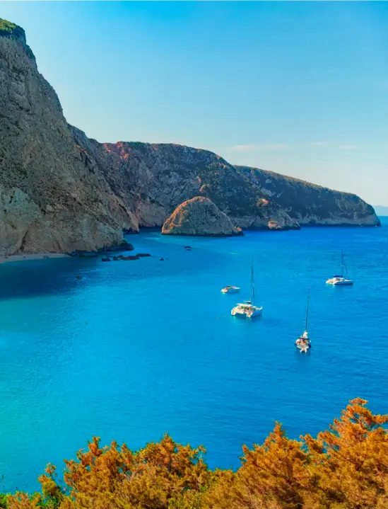  ?? ?? Porto Katsiki beach on the Ionian island of Lefkada
Strand von Porto Katsiki auf der ionischen Insel Lefkada
Playa de Porto Katsiki en la isla jónica de Lefkada