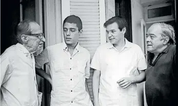  ??  ?? Gran reunión de artistas junto a Manuel Bandeira,TomJobim y Vinicius de Moraes.