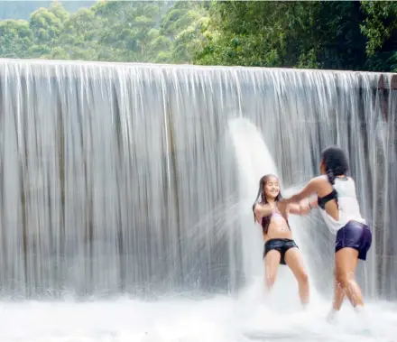  ?? FOTO EDWIN BUSTAMANTE ?? das, el río tiene esta caída que sorprende a los turistas. El agua es cristalina.