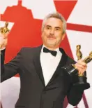  ?? Jordan Strauss / Associated Press ?? Alfonso Cuarón with the Oscars won by “Roma,” which a lot of people love.