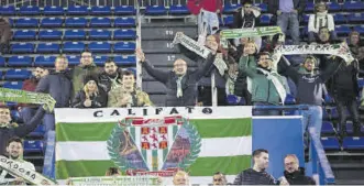  ?? FRANCISCO FERNÁNDEZ ?? Aficionado­s del Córdoba CF en la grada de Riazor en la primera vuelta.