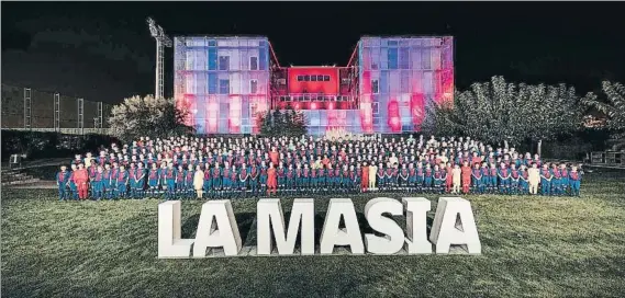  ?? FOTO: FC BARCELONA ?? Todos en La Masia Los 274 jugadores y 66 jugadoras que forman parte de los 20 equipos de la cantera del FC Barcelona posaron delante de la residencia iluminada