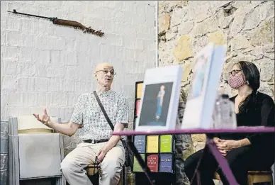  ?? ÀLEX GARCIA ?? Cesc Gelabert explica su libro en la rueda de prensa, al lado de Àngels Margarit