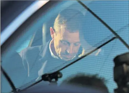  ?? / S. BURGOS ?? El expresiden­te del Barcelona Sandro Rosell sale de la cárcel de Soto del Real el 27 de febrero.