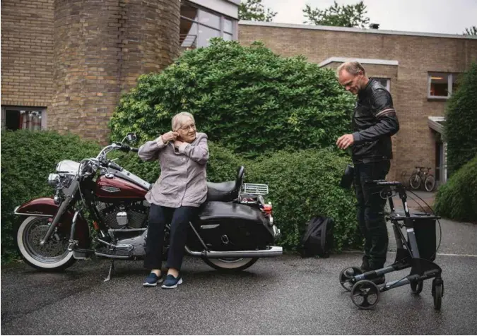  ?? TOMMY ELLINGSEN ?? Marta Lie står klar i inngangen til Tasta sykehjem. Hun skal på motorsykke­ltur med Kjetil Lura. Han er med i prosjektet «Menn i helse» og har et vikariat på sykehjemme­t.