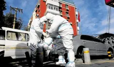  ?? —REUTERS ?? STILL RISING Pandemic prevention workers prepare to enter an apartment compound in Beijing that was locked down as COVID-19 continues to spread in China.